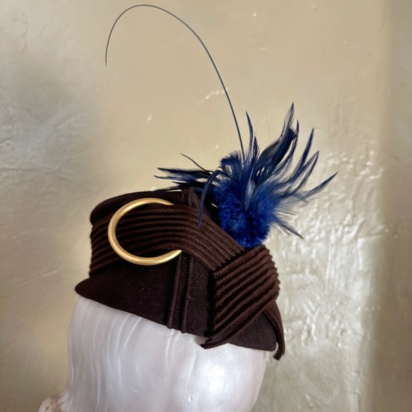 ELABORATE 1940s\' BROWN FELT TOQUE + TOPSTITCHING, 2 GOLD RINGS & BLUE FEATHERS main image 7